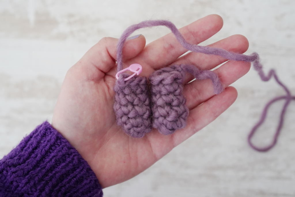 Comment assembler deux jambes ensemble au crochet ? Guide amigurumi