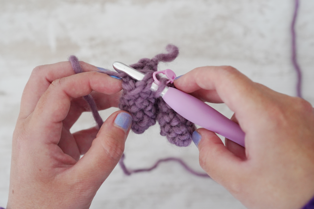 Comment assembler deux jambes ensemble au crochet ? Guide amigurumi.