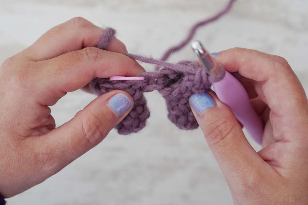 Comment assembler deux jambes ensemble au crochet ? Guide amigurumi.