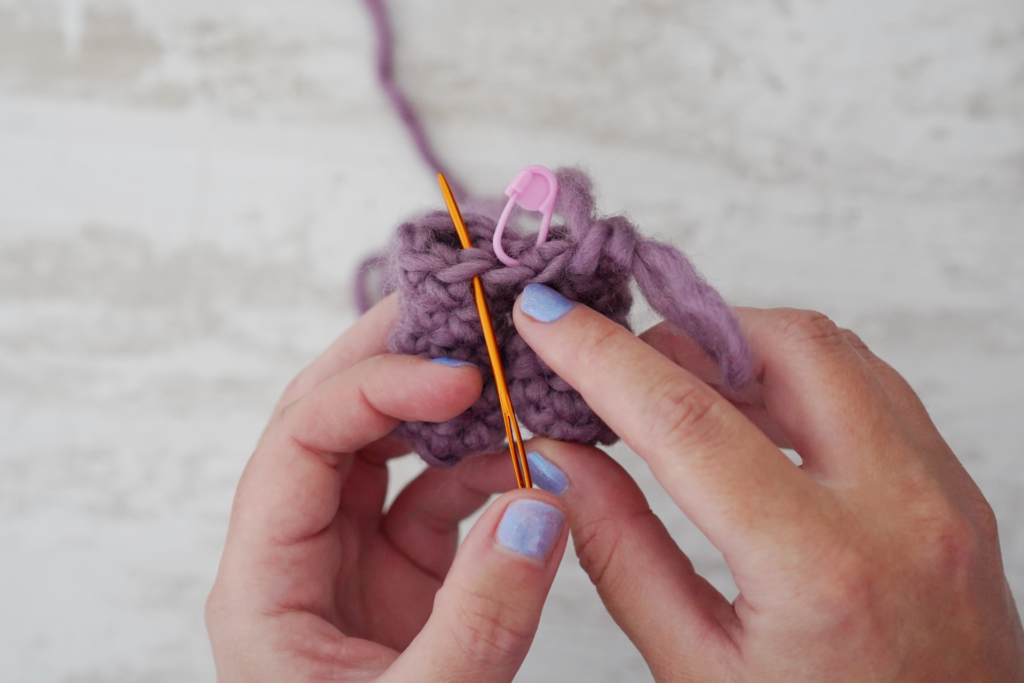 Comment assembler deux jambes ensemble au crochet ? Guide amigurumi.